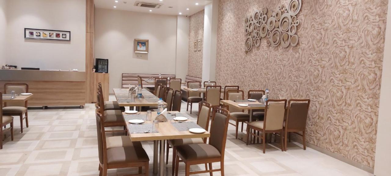 Click Hotel Bhuj Exteriör bild